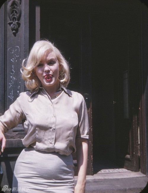 Tờ Sina mới đây đã đăng tải loạt ảnh chụp Marilyn Monroe của tổ chức quản lý di sản của Frieda Hull – một người bạn thân thiết của Monroe. Bộ ảnh được Hull chụp cho Monroe vào ngày 8/7/1960, bên ngoài Fox Studio ở New York, sau khi “biểu tượng sex” mặc thử trang phục và làm tóc chuẩn bị cho việc đóng phim The Misfits. Người hâm mộ không thể không chú ý đến phần bụng đang “lùm lùm” của Monroe và có thể khẳng định thời điểm đó  Marilyn Monroe mang bầu ở những tháng đầu tiên.